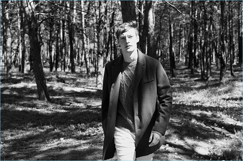 Venturing outdoors, Roberto Sipos wears a fall-winter 2018 look from Reserved.
