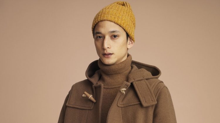 Embracing brown hues, Hideki Asahina wears a duffle coat and turtleneck sweater from UNIQLO.