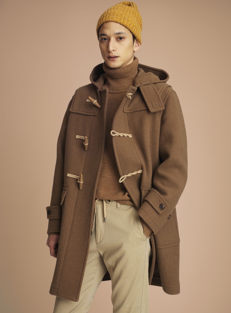 Embracing brown hues, Hideki Asahina wears a duffle coat and turtleneck sweater from UNIQLO.