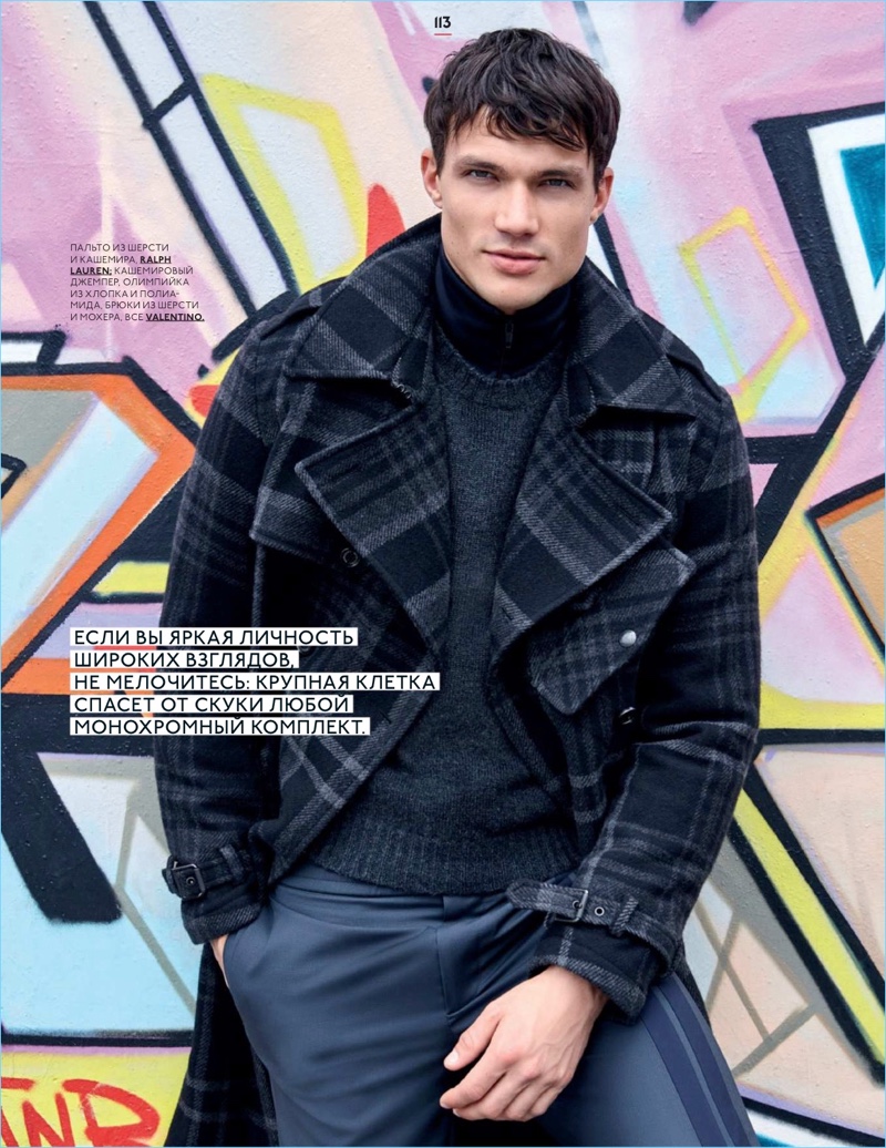 Dominic Carisch fa una dichiarazione in assegni per GQ Style Russia