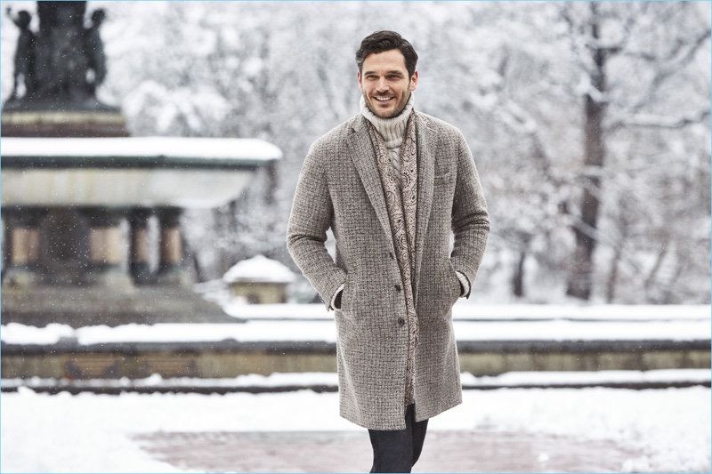 Taking in a chic winter scene, Jislain Duval stars in Hatemoğlu's new campaign.