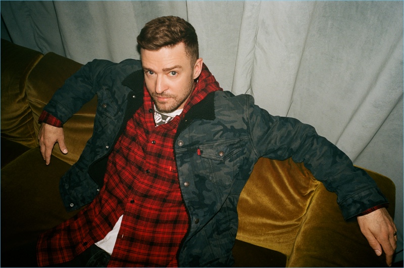 Justin Timberlake sfoggia una giacca mimetica e una camicia con cappuccio della collaborazione di Levi.