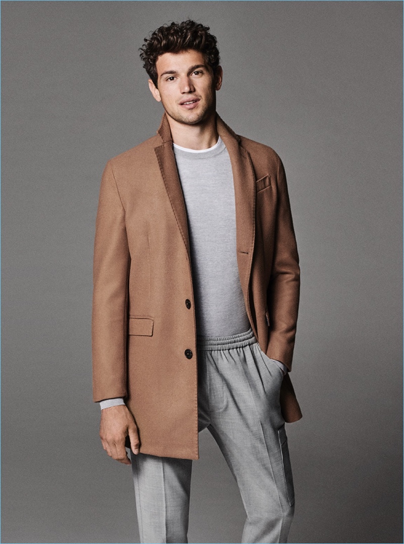 Donning a camel-colored coat, Giacomo Cavalli fronts Liu Jo Uomo's fall-winter 2018 campaign. » Giacomo Cavalli is Mr. Right for Liu Jo Uomo Fall '18 Campaign Donning a camel-colored coat, Giacomo Cavalli fronts Liu Jo Uomo's fall-winter 2018 campaign.