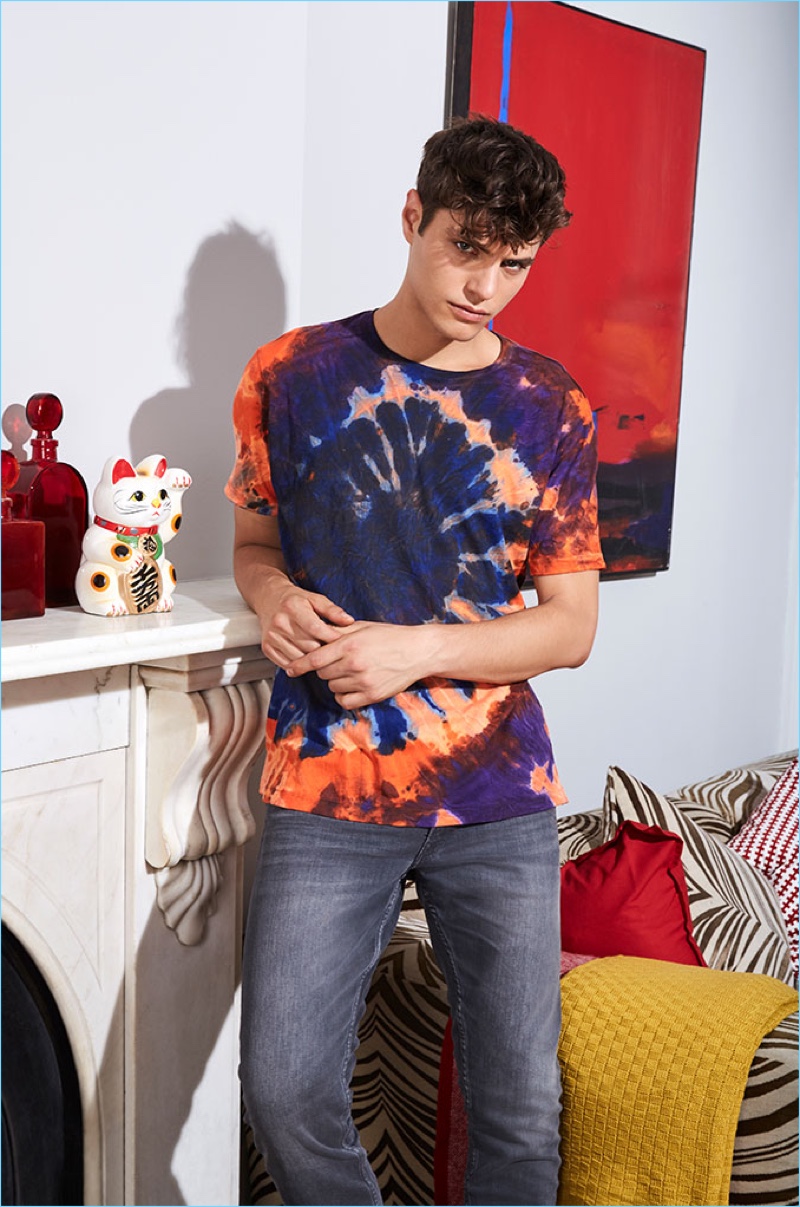 Tapping into laid-back style, Antonino Russo rocks a graphic rust-colored t-shirt from Self Made by Gianfranco Villegas.