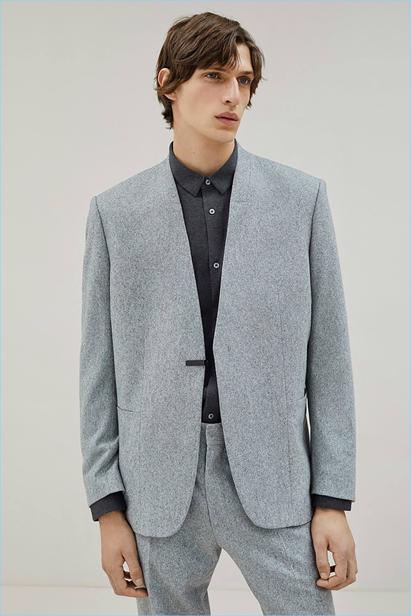 Donning a minimal grey suit from COS, Edoardo Sebastianelli goes without lapels.