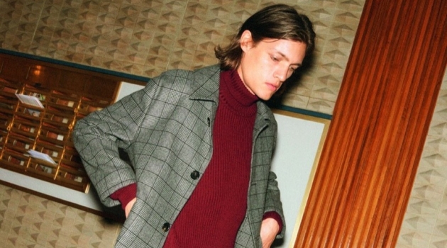 Discover 8 by YOOX: Marcel Castenmiller Dons Fall '18 Arrivals Marcel Castenmiller dons a 8 by YOOX ribbed turtleneck sweater and casual trousers.