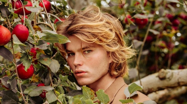 Jordan Barrett Embraces Rustic Autumn Style with VMAN Jordan Barrett Embraces Rustic Autumn Style with VMAN
