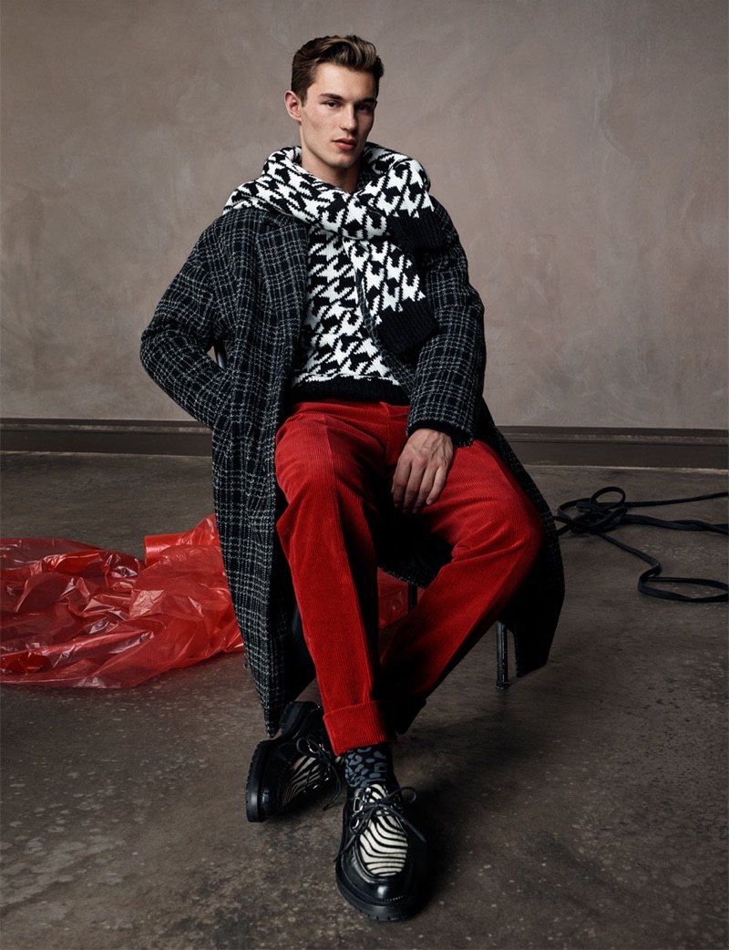 Front and center, Kit Butler wears fall-winter 2018 fashions from Zara Man.