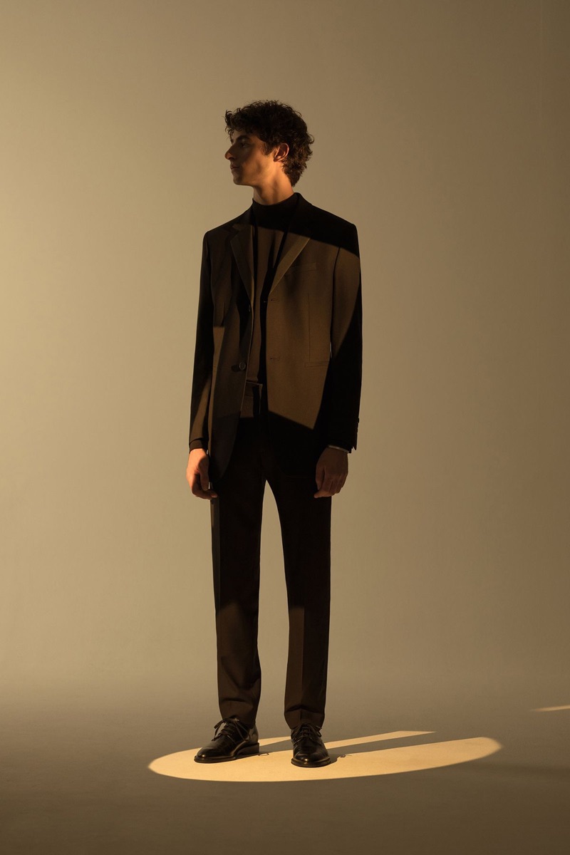 Model Oscar Kindelan dons a sleek suit from COS.