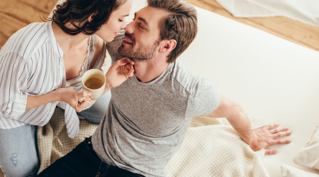 How to Attract More Girls Attention While in College - Advice for Guys Young Couple at Home