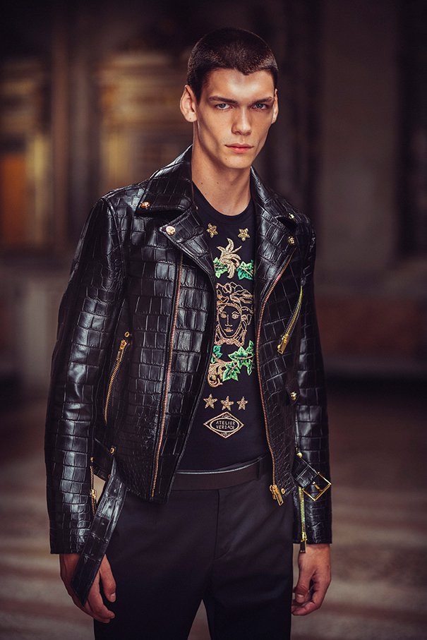 Versace Atelier unveils its spring-summer 2019 collection.