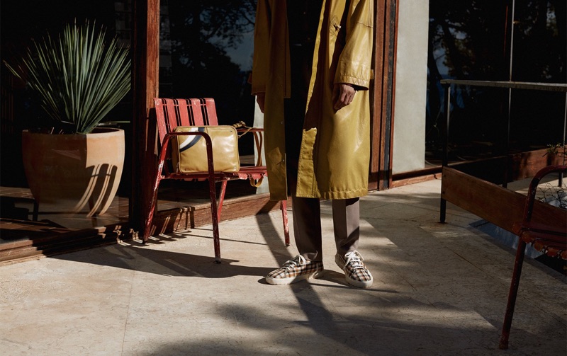 Bally highlights its accessories for its spring-summer 2019 campaign.
