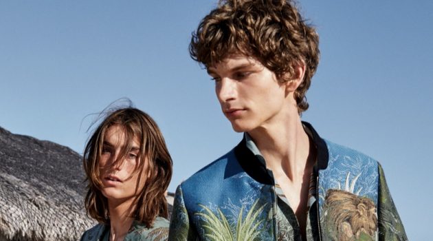 Erik Van Gils & Niko Traubman Take to the Beach for Etro Spring '19 Campaign Models Niko Traubman and Erik Van Gils front Etro's spring-summer 2019 campaign.