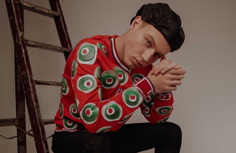 Michael Oder Goes Bold in Dolce & Gabbana for Life & Style México Michael Oder Goes Bold in Dolce & Gabbana for Life & Style México