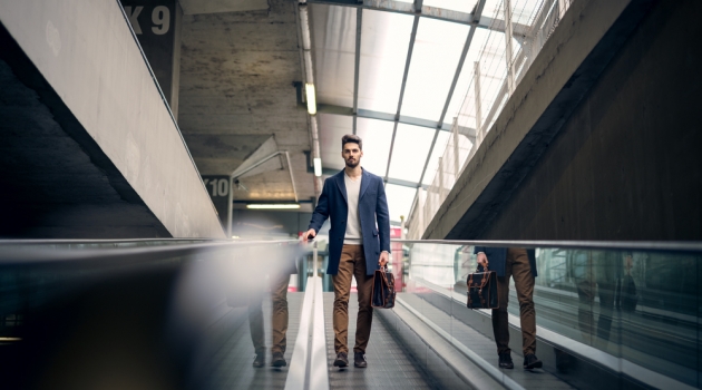 Top 6 Reasons to Choose Leather Travel Accessories Man Traveling with Leather Bag