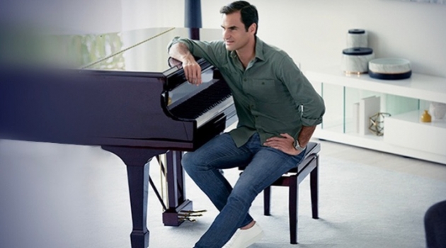 Roger Federer Connects with UNIQLO, Sports New EZY Jeans Connecting with UNIQLO, Roger Federer sports the brand's EZY jeans.