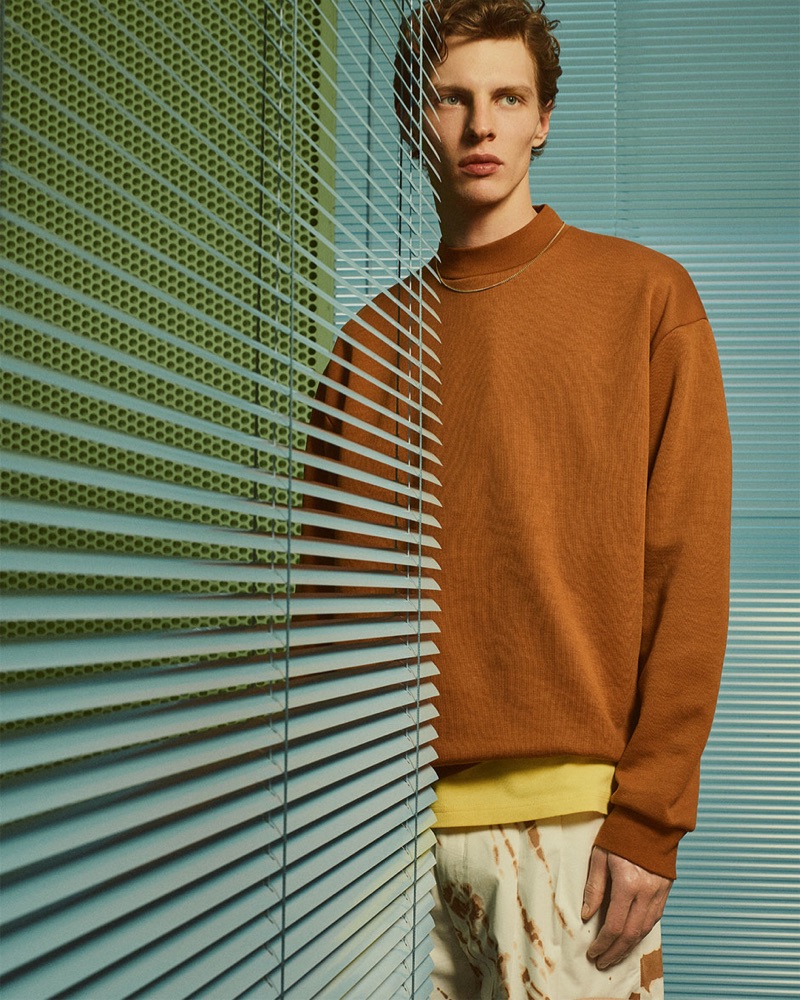 Going casual, Tim Schuhmacher rocks a brown sweatshirt from Zara Man.