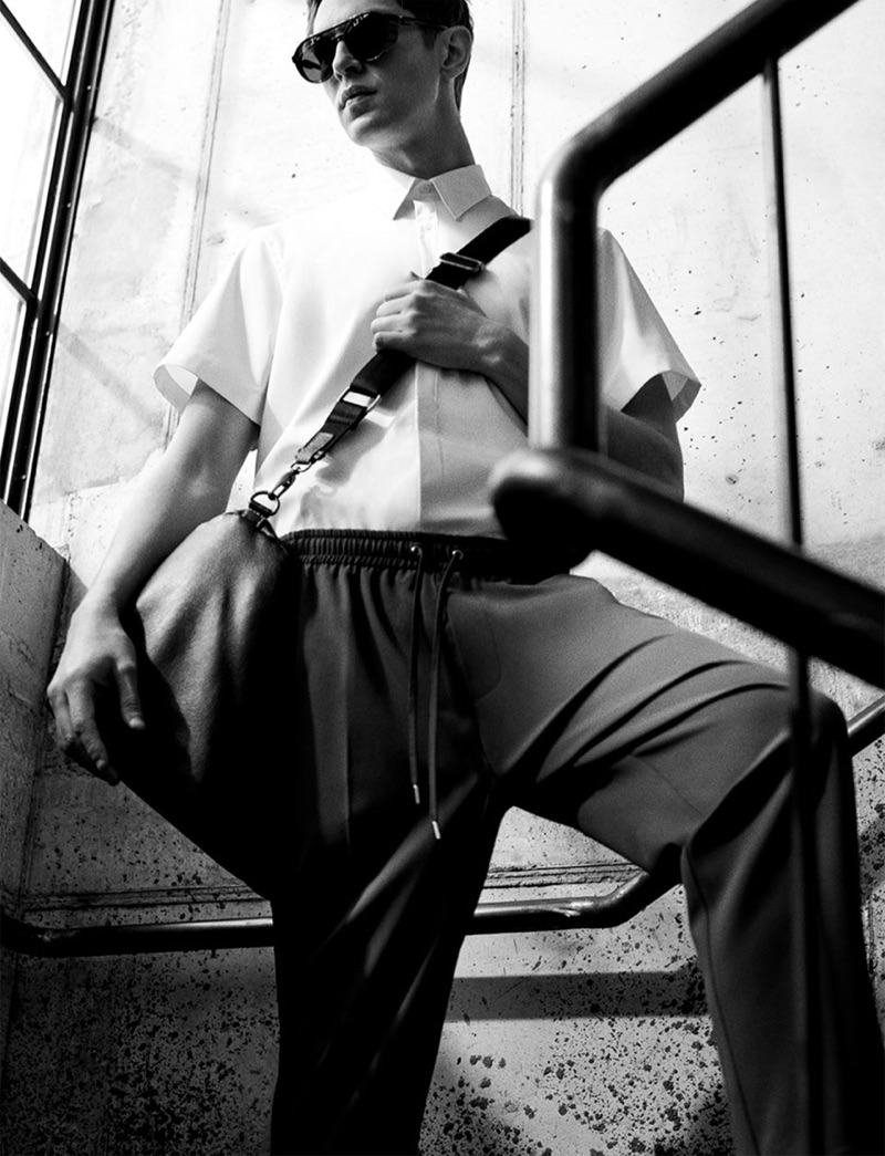 Top model Mathias Lauridsen wears a short-sleeve shirt with drawstring trousers.