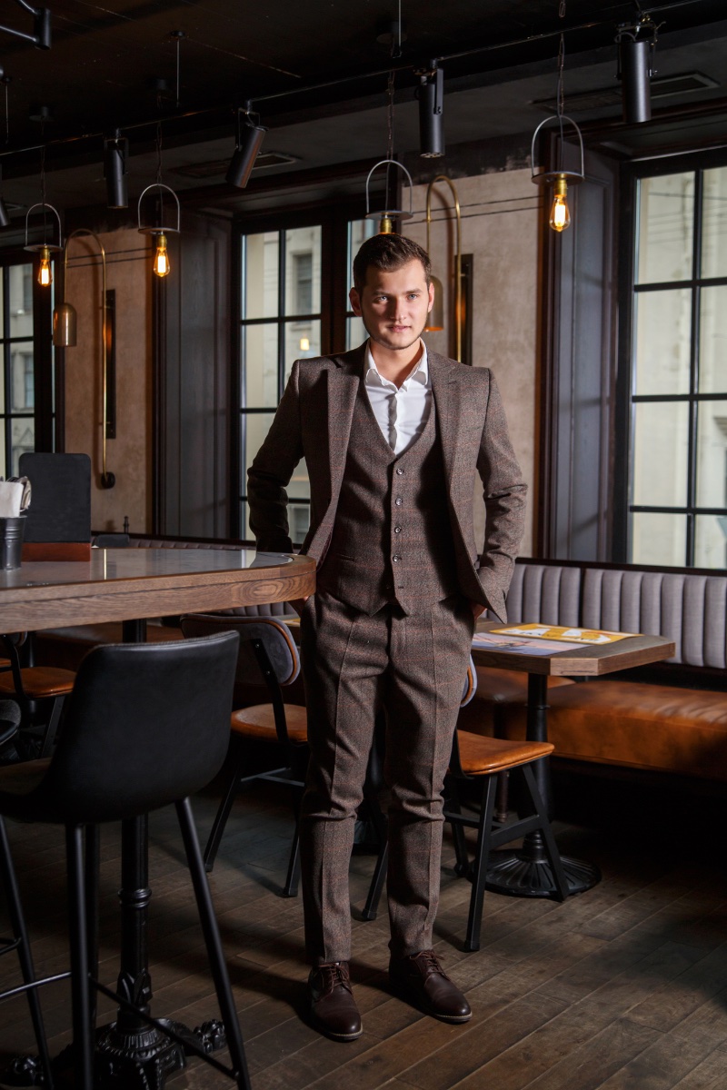 Embrace tailoring and the 1920s with a three-piece suit. » 1920s Men's Fashion Guide: Style of the Roaring Decade Embrace tailoring and the 1920s with a three-piece suit.