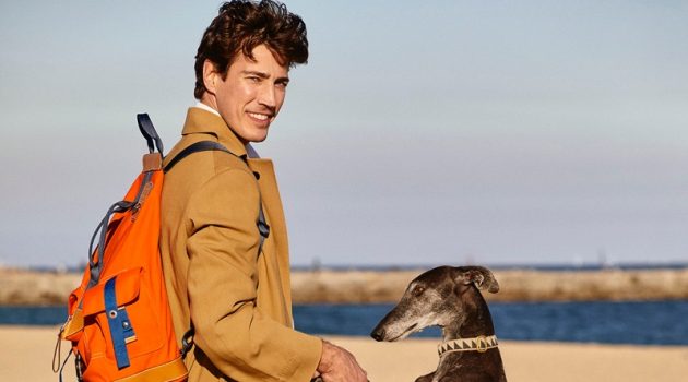 Oriol Elcacho Charms in Beach Cover Story for El País Semanal Oriol Elcacho Charms in Beach Cover Story for El País Semanal