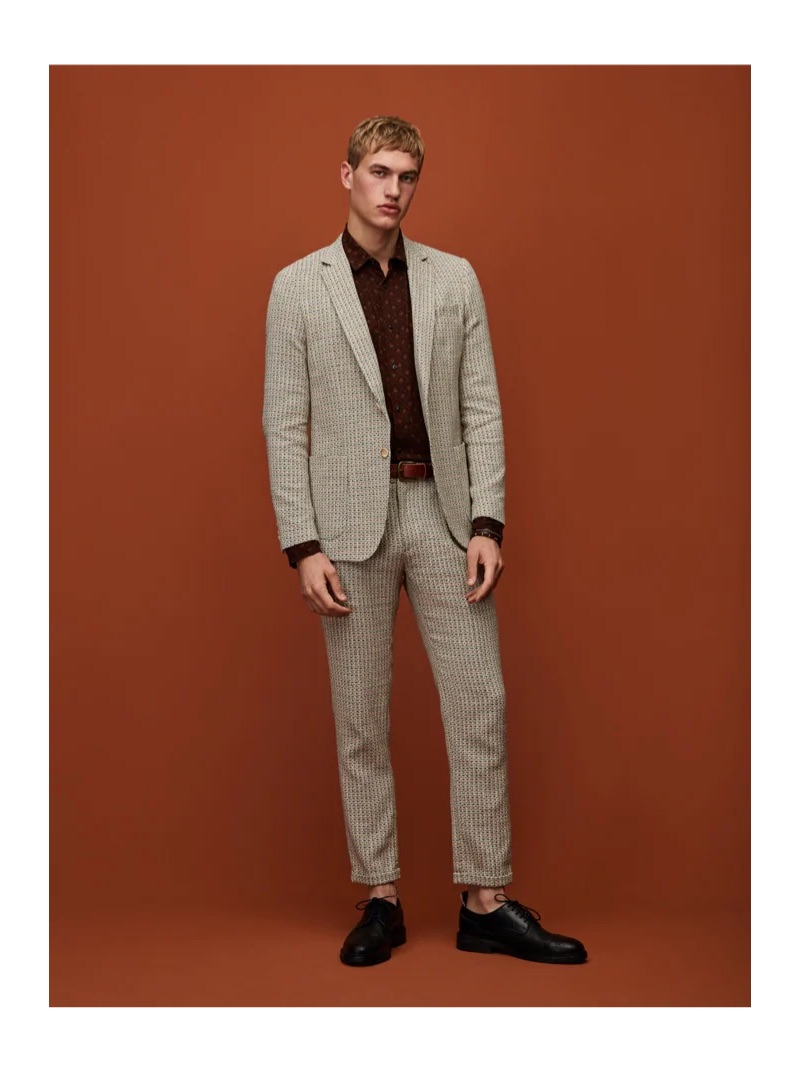 Suiting up, Paul François sports a Scotch & Soda summer blazer and pleated trousers.