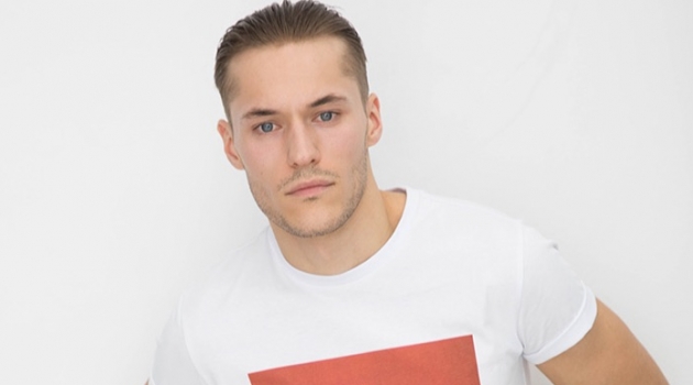 Paul Kohler Rocks Reserved for New Photo Session Paul Kohler sports a David Bowie t-shirt from Reserved's "Heroes" collection.