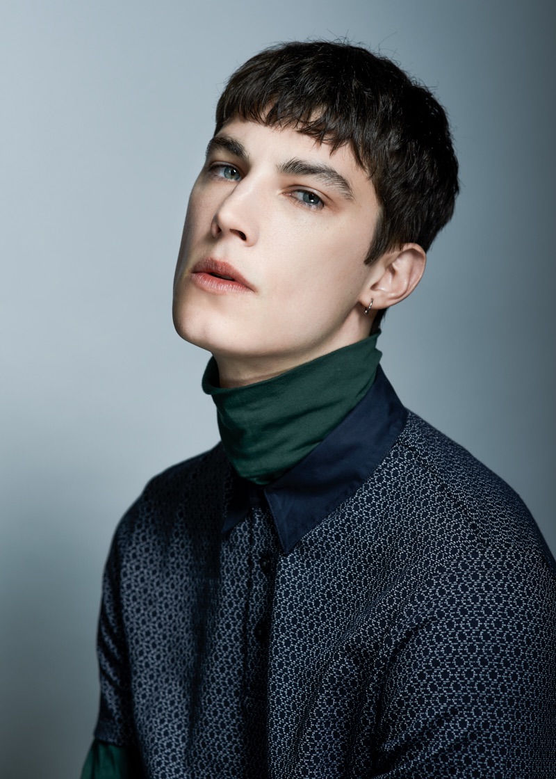 Julian wears polo Perry Ellis and turtleneck Samsøe & Samsøe.