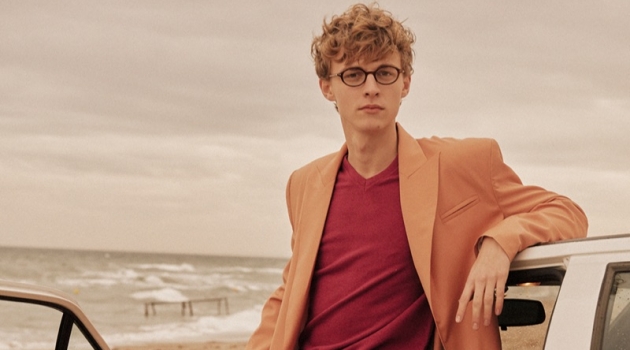 Max Barczak Takes to the Beach in Smart Style for L'Officiel Hommes Turkey Max Barczak Takes to the Beach in Smart Style for L'Officiel Hommes Turkey