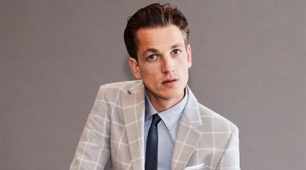 Hugo Sauzay Dons Sharp Tailoring for Zara Man Front and center, Hugo Sauzay models a trim tailored suit from Zara Man.