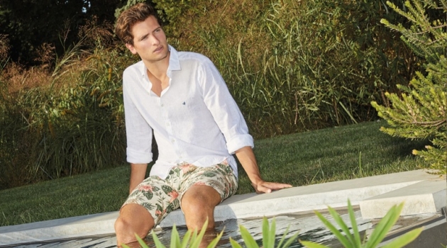 Tom Warren Ventures Outdoors for Brooksfield Spring '19 Campaign Tom Warren fronts Brooksfield's spring-summer 2019 campaign.