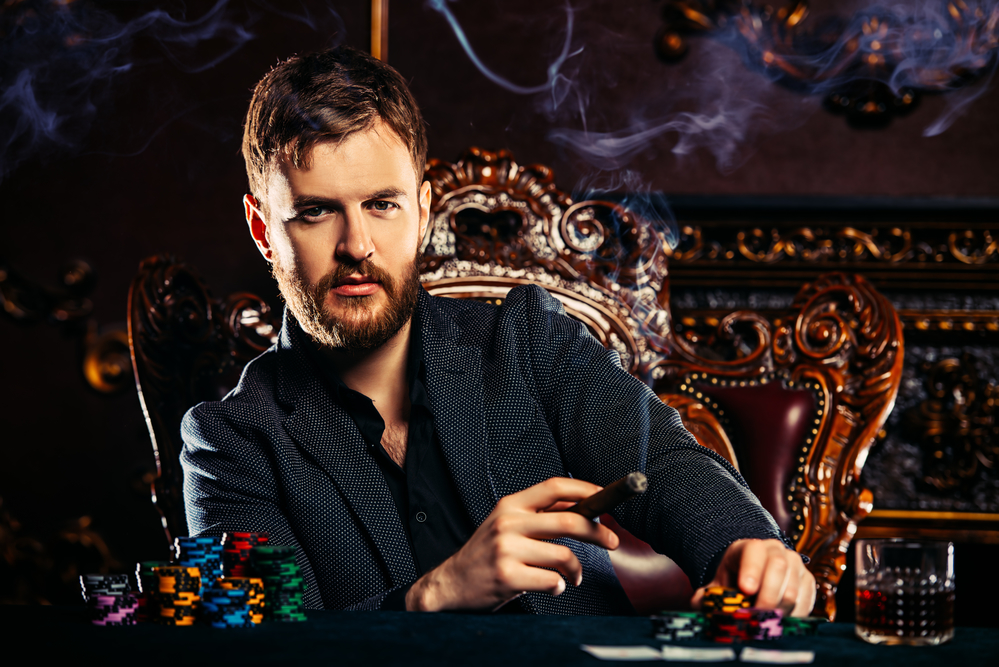 Человек и казино играет бонда казино рояль