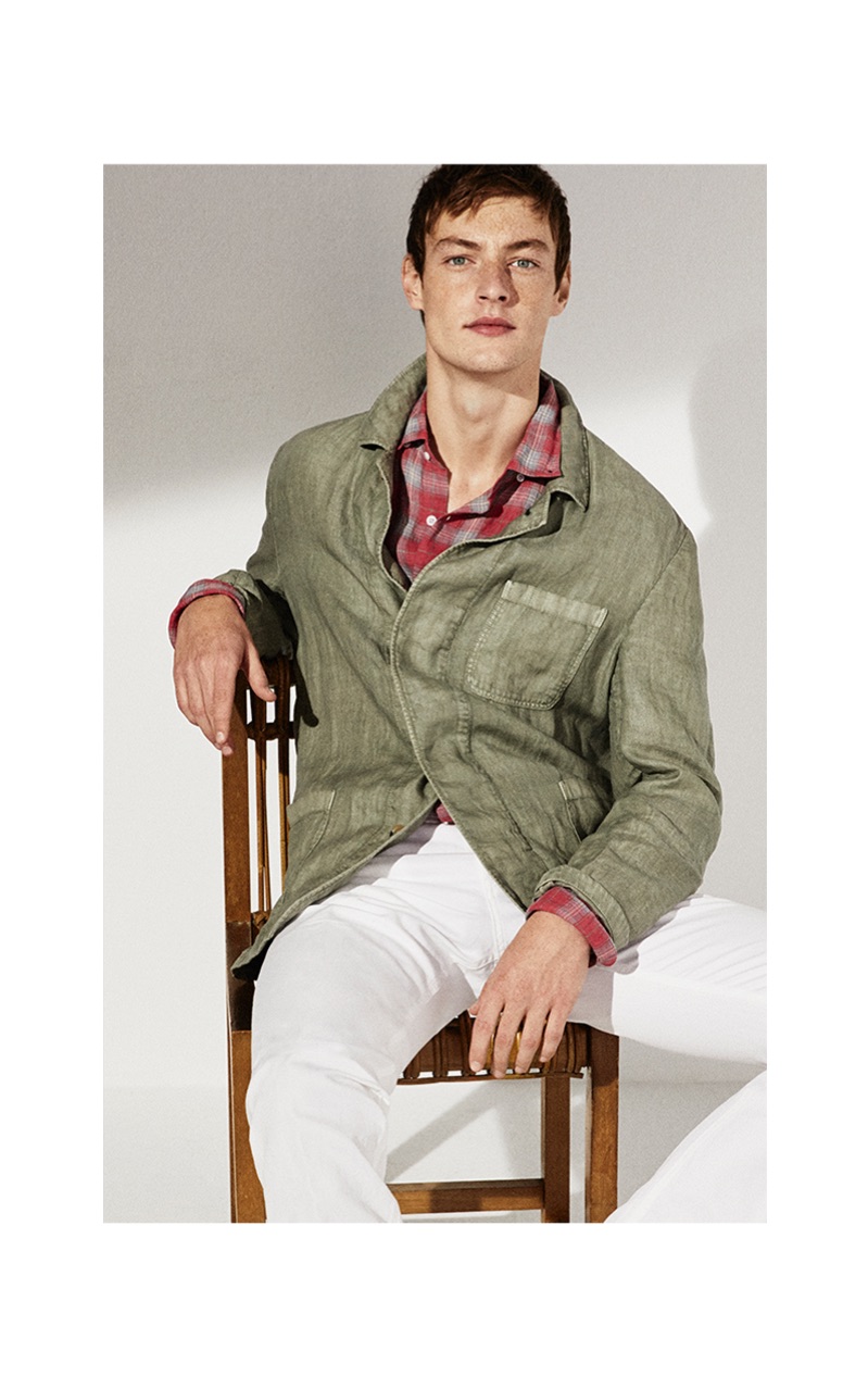 Embracing light layers, Roberto Sipos wears Massimo Dutti.