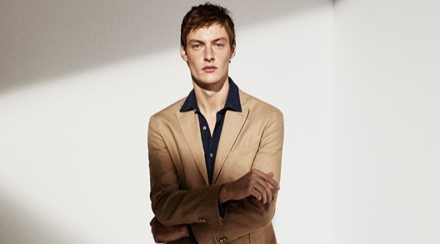 The Fashion File: Roberto Sipos Dons Sleek Looks for Massimo Dutti The Fashion File: Roberto Sipos Dons Sleek Looks for Massimo Dutti