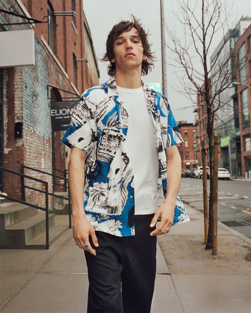 Eliseu Zimmer rocks a graphic print short-sleeve shirt from Zara.