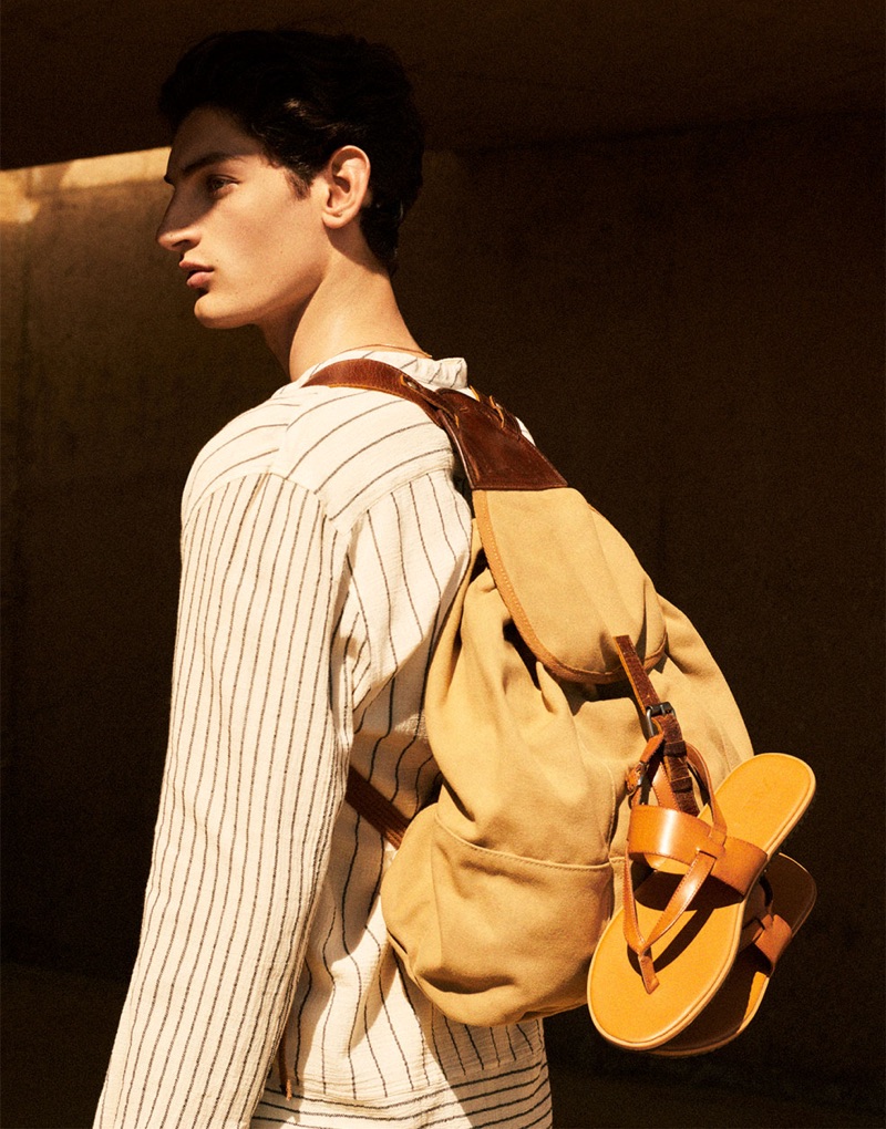 Model Aaron Shandel wears a linen look with a beige backpack from Zara Man.