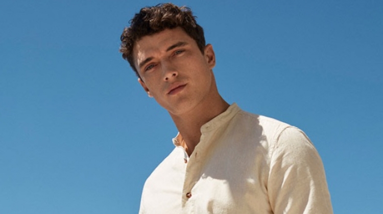 Matthew Holt Embraces Practical Summer Style from 8 by YOOX