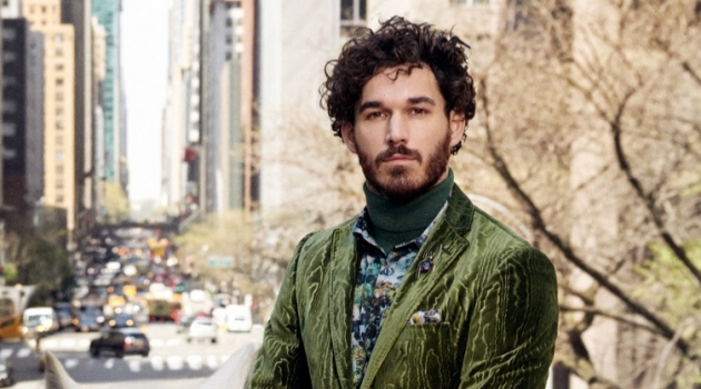 David Alexander Flinn + More Take to New York for Etro Fall '19 Campaign David Alexander Flinn stars in Etro's fall-winter 2019 men's campaign.