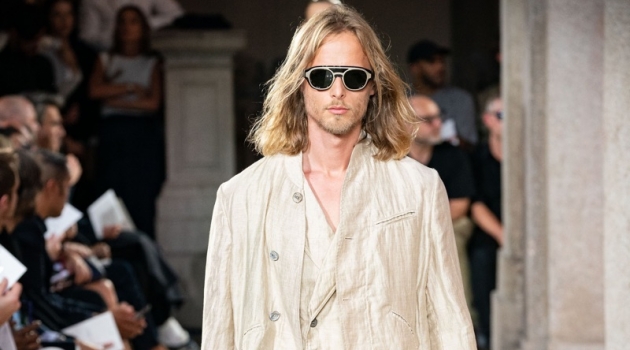 Giorgio Armani Breezes Into Season with Relaxed Shapes for Spring '20 Collection Giorgio Armani Breezes Into Season with Relaxed Shapes for Spring '20 Collection