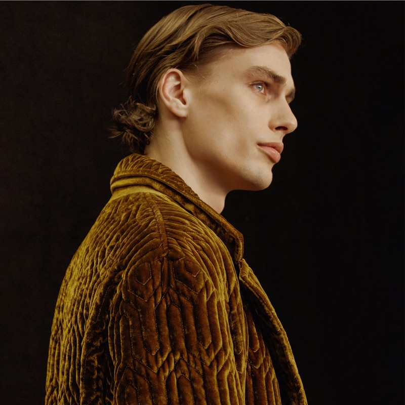 Delivering a side profile, Marc Schulze fronts Pal Zileri's fall-winter 2019 campaign.