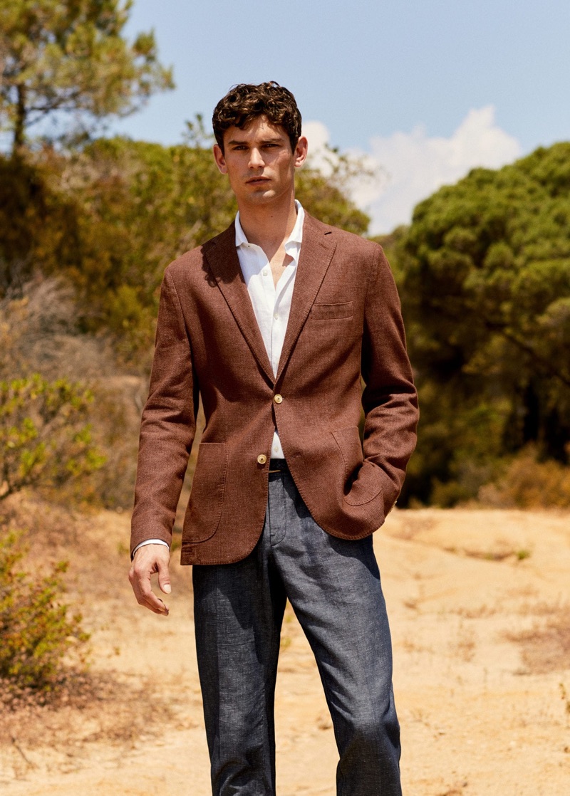 Suiting up, Arthur Gosse connects with Mango Man.