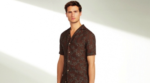 Tom Warren Inspires in Smart Ensembles from Beymen Collection An effortless vision, Tom Warren dons summer style from Beymen Collection.