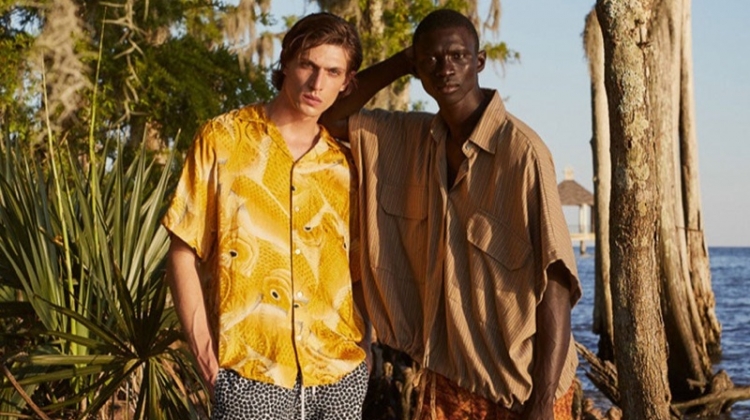 Sporting yellow, Edoardo Sebastianelli wears a Nipoaloha shirt with Frescobol Carioca shorts. Meanwhile, Fernando Cabral dons a Marrakshi Life shirt with Bottega Veneta shorts.