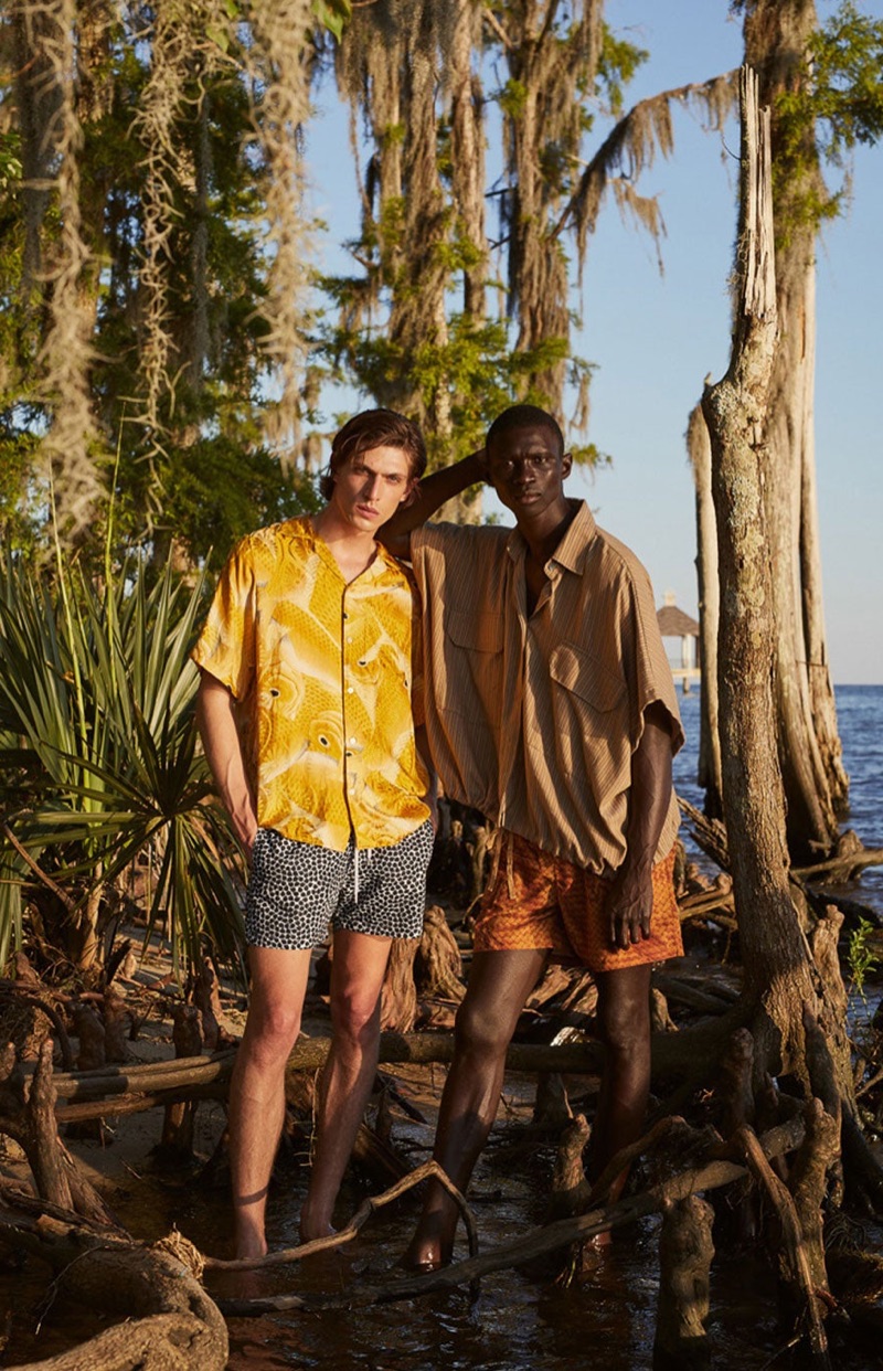 Sporting yellow, Edoardo Sebastianelli wears a Nipoaloha shirt with Frescobol Carioca shorts. Meanwhile, Fernando Cabral dons a Marrakshi Life shirt with Bottega Veneta shorts.