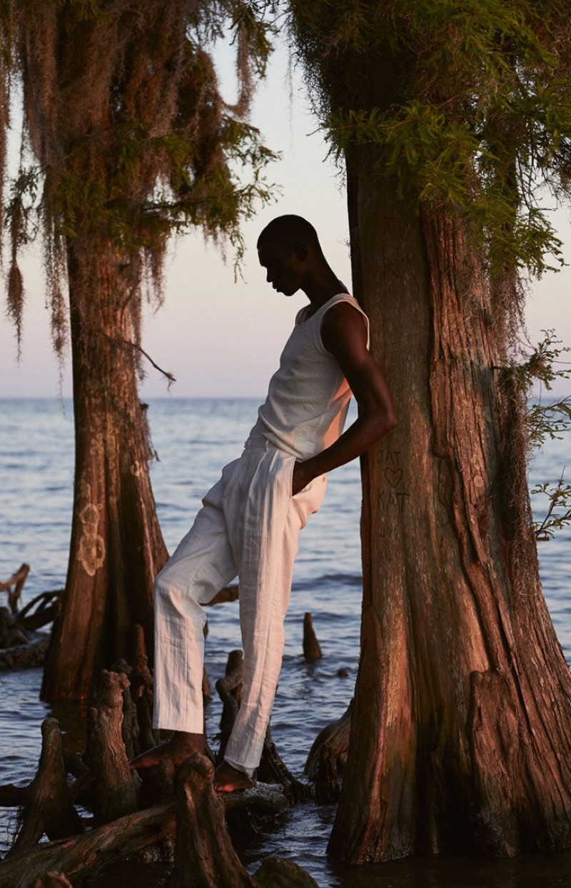 Styled in white, Fernando Cabral wears a Jacquemus tank with Odyssee trousers.