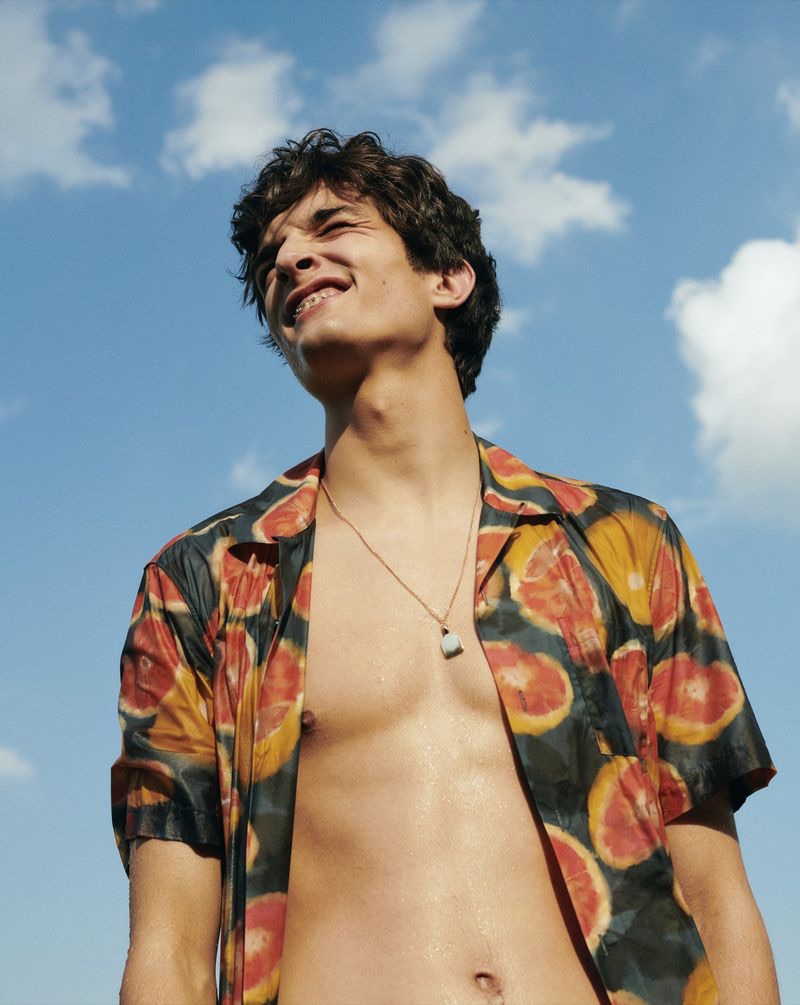 All smiles, Pablo Fernandez rocks a graphic shirt from Reserved.