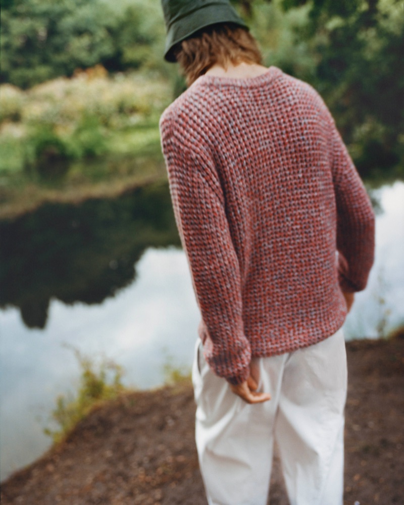 Showcasing perfect fall style, Casper Plantinga dons a chunky sweater from COS.