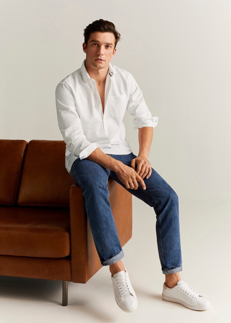 A smart vision, Alexis Petit models a white shirt with jeans and sneakers from Mango.