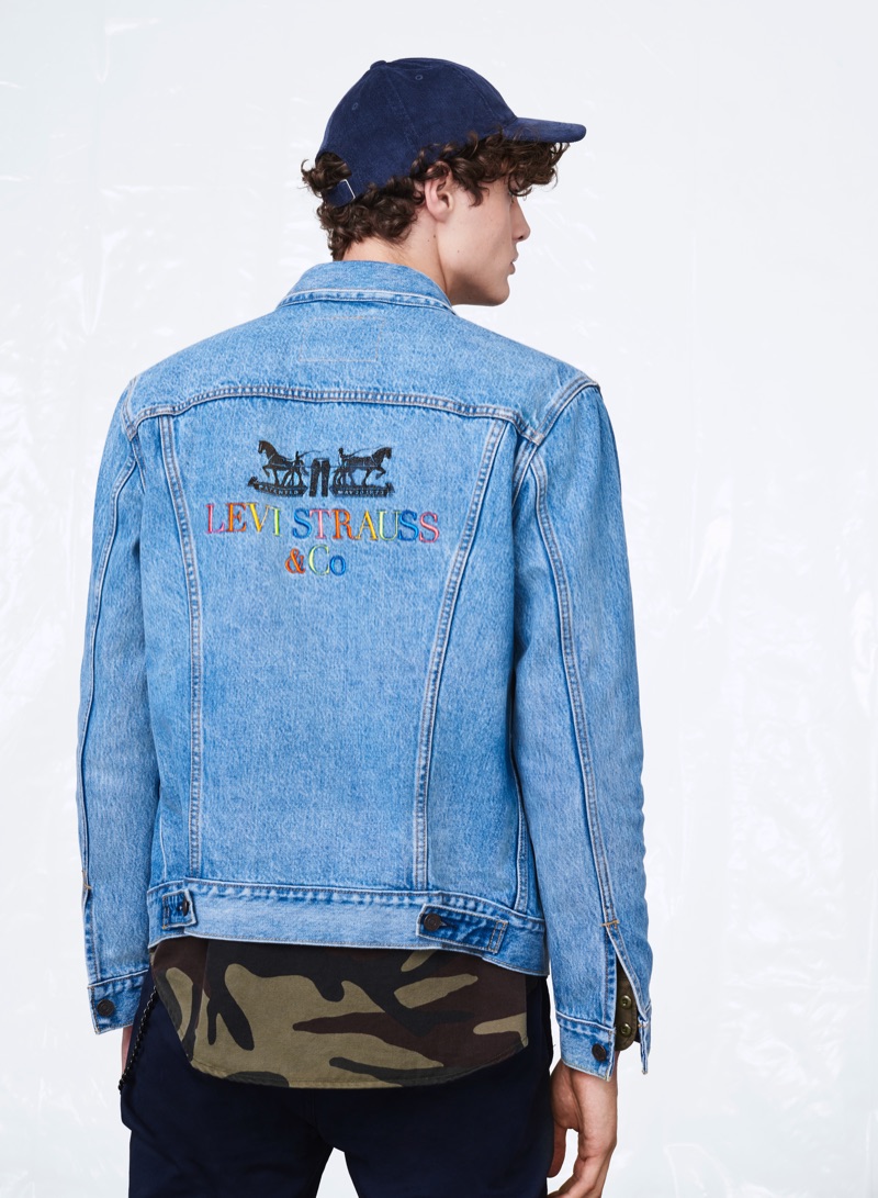 Model Darwin Gray sports Levi's 90s logo denim jacket.