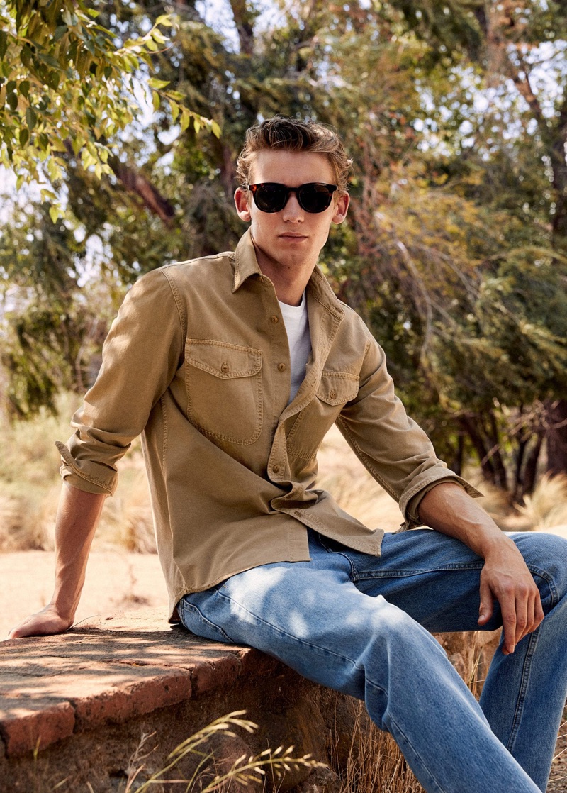 Going casual, Christopher Einla wears Mango.