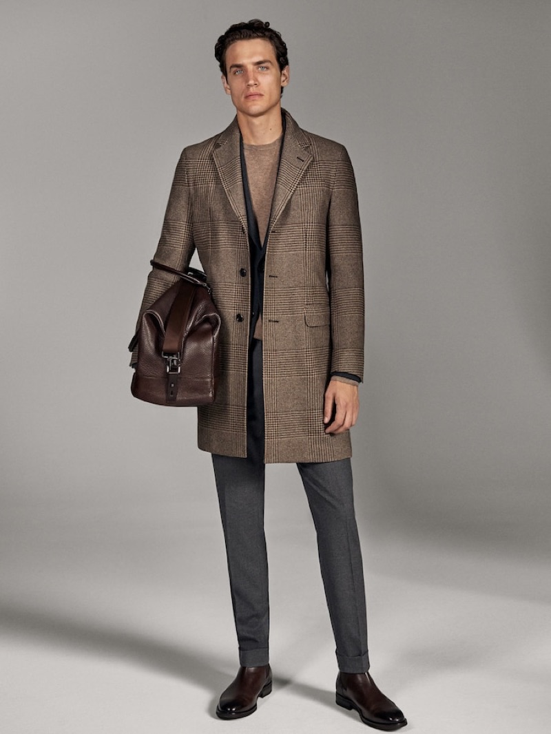 Federico Novello models an elegant look from Massimo Dutti's fall-winter 2019 runway collection.